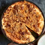 Butterfinger-Käsekuchen mit Schokoladenstückchen und Karamell-Drizzle