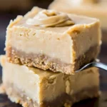 Butterscotch-Blondies mit brauner Zucker-Glasur auf einem Tablett