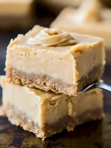 Butterscotch-Blondies mit brauner Zucker-Glasur auf einem Tablett
