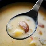 Schüssel mit Cajun Kartoffelsuppe, frisch serviert mit Kräutern.