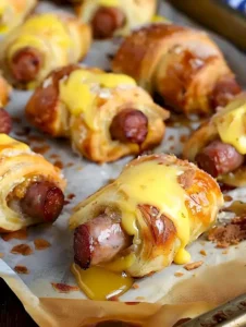 Einfachste Frühstückspigs in einer Decke auf einem Teller serviert