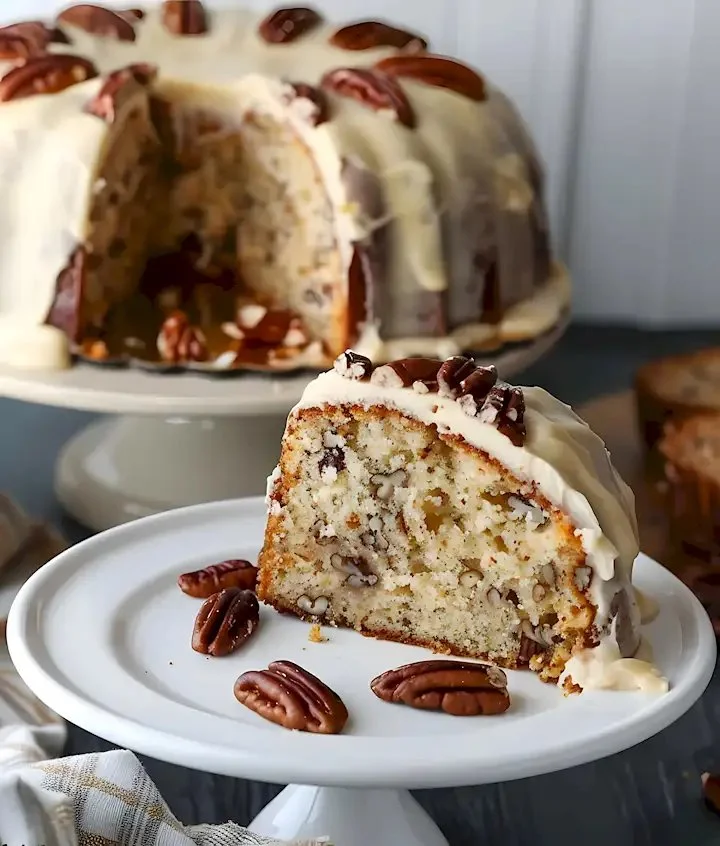 Ein saftiger Butter Pecan Pound Cake auf einem eleganten Teller