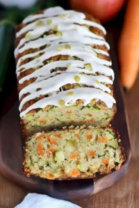 Saftiges Karotten-Apfel-Zucchini-Brot auf einem Tisch