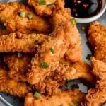 Knusprige Chicken Tenders auf einem Teller, perfekt für jedes Essen