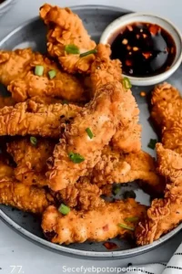 Knusprige Chicken Tenders auf einem Teller, perfekt für jedes Essen