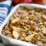 Gebackenes Apfelhaferflocken mit Äpfeln und Haferflocken im Ofen gebacken