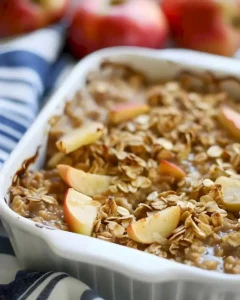 Gebackenes Apfelhaferflocken mit Äpfeln und Haferflocken im Ofen gebacken