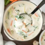 Köstliche Gnocchi-Suppe für kalte Tage in einer Schüssel serviert