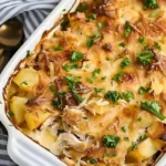 Hähnchen Kartoffelauflauf frisch aus dem Ofen, appetitlich angerichtet