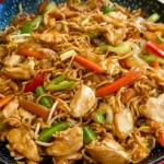 Hausgemachter Hähnchen-Chow-Mein mit frischem Gemüse und Sojasauce