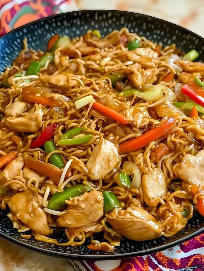 Hausgemachter Hähnchen-Chow-Mein mit frischem Gemüse und Sojasauce