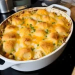 Herzhaftes Hühnchen und Biscuits Auflauf auf einem Teller serviert.