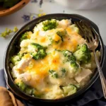 Leckerer Hühnchen-Brokkoli-Reis-Auflauf frisch aus dem Ofen