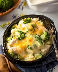 Leckerer Hühnchen-Brokkoli-Reis-Auflauf frisch aus dem Ofen