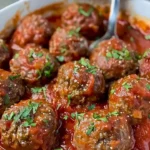 Italienische Fleischbällchen mit goldener Braunfärbung auf einem Teller