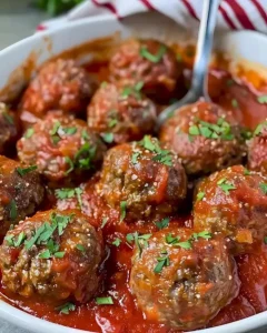 Italienische Fleischbällchen mit goldener Braunfärbung auf einem Teller