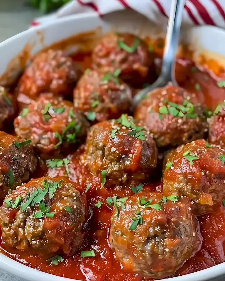 Italienische Fleischbällchen mit goldener Braunfärbung auf einem Teller