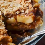 Karamell-Apfel-Dumpkuchen mit köstlicher Karamellsoße und frischen Äpfeln