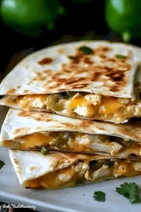 Käse-Hähnchen-Quesadillas mit schmelzendem Käse und gewürztem Hähnchenfleisch