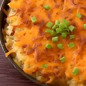 Käseburger-Hashbrown-Klassiker auf einem Teller, serviert mit frischen Beilagen.