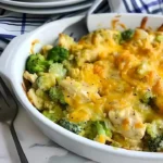 Käsekäppchen mit Hühnchen und Brokkoli auf einem Teller angerichtet