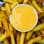 Käsesauce für Pommes in einer Schüssel serviert