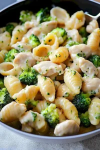 Käsiges Hähnchen und Brokkoli in einer Schale serviert