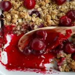 Delicious Kirschen-Crisp dessert with fresh cherries and crispy topping