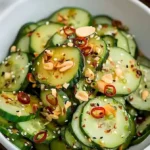 Krispe-Asiatischer Gurkensalat mit frischen Gurken und asiatischen Aromen