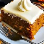 Delizioso Kürbiskuchen mit Gewürzen und Sahne dekoriert.