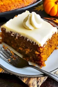 Delizioso Kürbiskuchen mit Gewürzen und Sahne dekoriert.