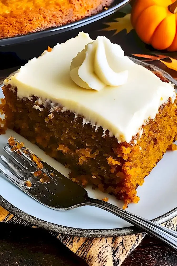 Delizioso Kürbiskuchen mit Gewürzen und Sahne dekoriert.