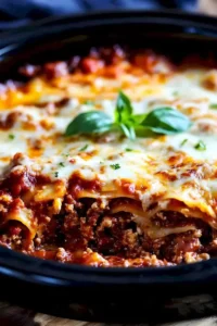 Schnelle und reichhaltige Lasagne auf einem Teller serviert.