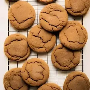 Weiche Lebkuchenkekse auf einem Teller, ideal für die Weihnachtszeit.