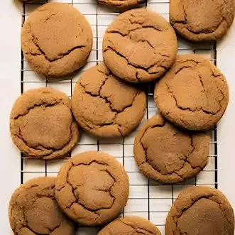 Weiche Lebkuchenkekse auf einem Teller, ideal für die Weihnachtszeit.