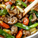 Delikates Rindfleisch-Chop-Suey mit frischem Gemüse und aromatischen Gewürzen