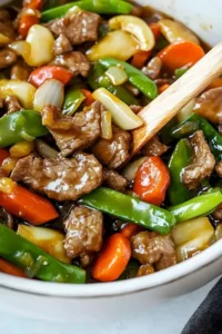 Delikates Rindfleisch-Chop-Suey mit frischem Gemüse und aromatischen Gewürzen