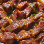 Räuberbraten aus saftigem Schweinefleisch auf einem Teller angerichtet.