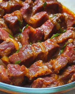 Räuberbraten aus saftigem Schweinefleisch auf einem Teller angerichtet.