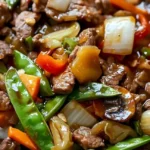 Leckeres Rindfleisch Chop Suey Gericht mit frischem Gemüse und Gewürzen