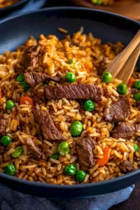 Rindfleisch-Friedreis mit knusprigen Zutaten und delikatem Geschmack