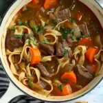Schüssel mit Rindfleisch-Nudelsuppe, dampfend und lecker angerichtet.