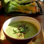 Leckere Brokkolisuppe mit geräuchertem Tofu serviert in einer Schüssel