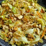 Kabeljauw-Stir-Fry mit frischem Gemüse und Soße in der Pfanne