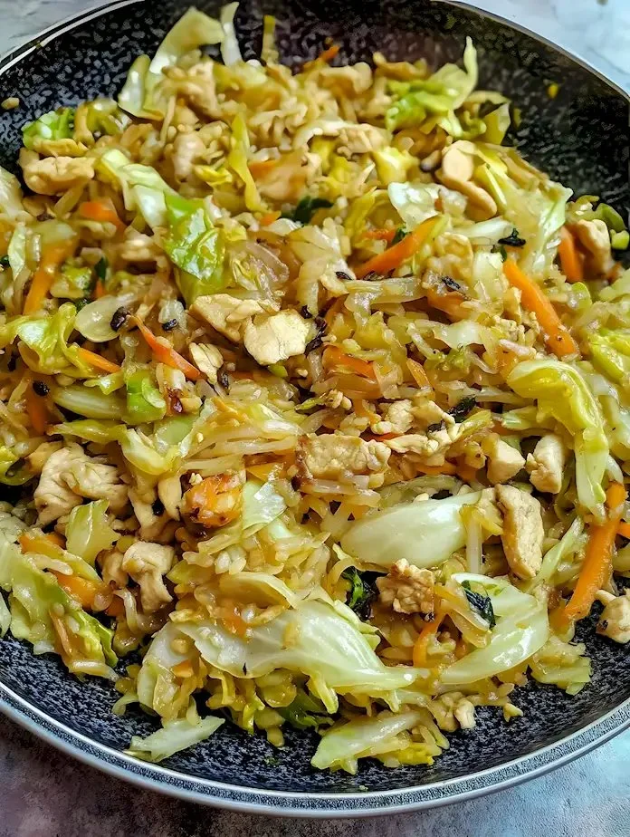 Kabeljauw-Stir-Fry mit frischem Gemüse und Soße in der Pfanne