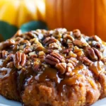 Karotten-Pecan-Kürbis-Pull-Aparts auf einem Teller, perfekt für den Herbsttag