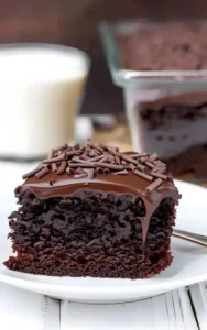 Ultimativer Buttermilch-Schokoladenkuchen mit reichhaltiger Schokolade und Buttermilch