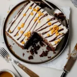 Ultimativer Schokoladenkuchen mit Schokoladenglasur und Dekoration