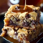 Blondies mit Karamell-Bourbon-Sauce auf einem Teller