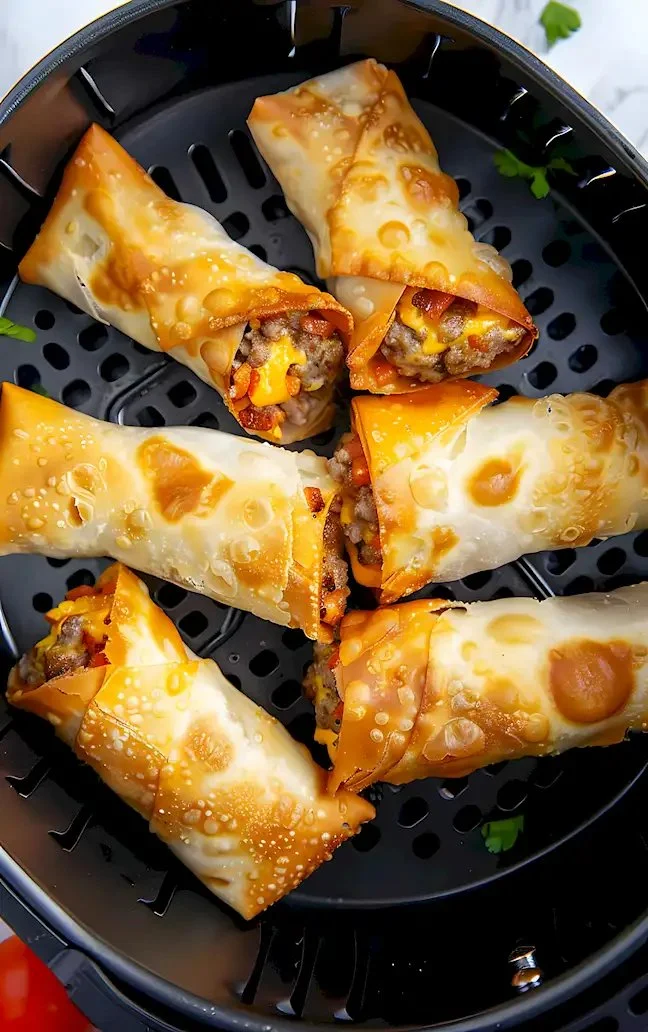 Köstliche Cheeseburger Eierrollen frisch zubereitet im Airfryer.